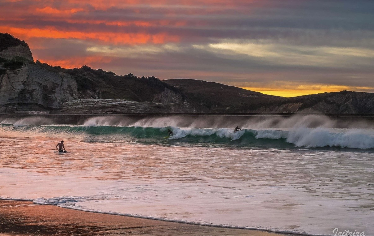 Atardecer en Plentzia con surfistas — fotografía original de Iritzira