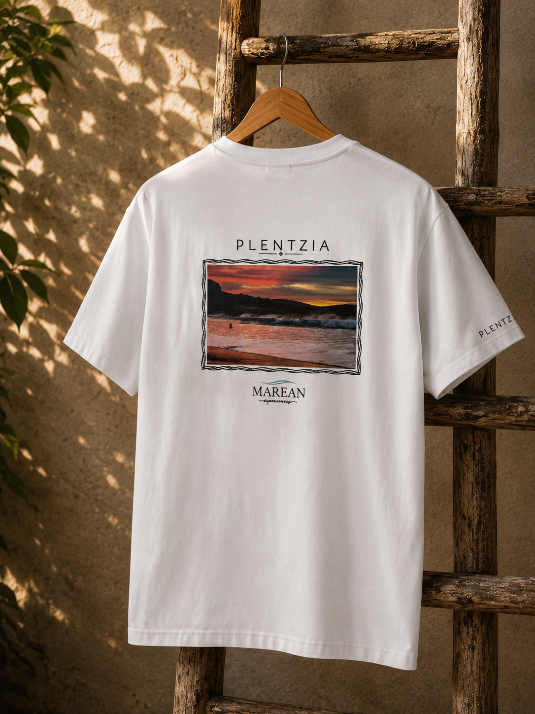 Camiseta MAREAN Plentzia — vista trasera con estampado del atardecer